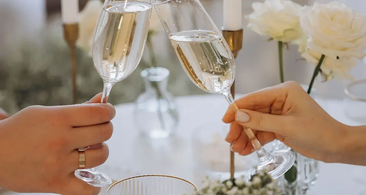 Wznoszenie toastu szampanem. Jakie są zasady serwowania alkoholu na weselu? Wino, wódka czy whisky – wybór należy do pary młodej.