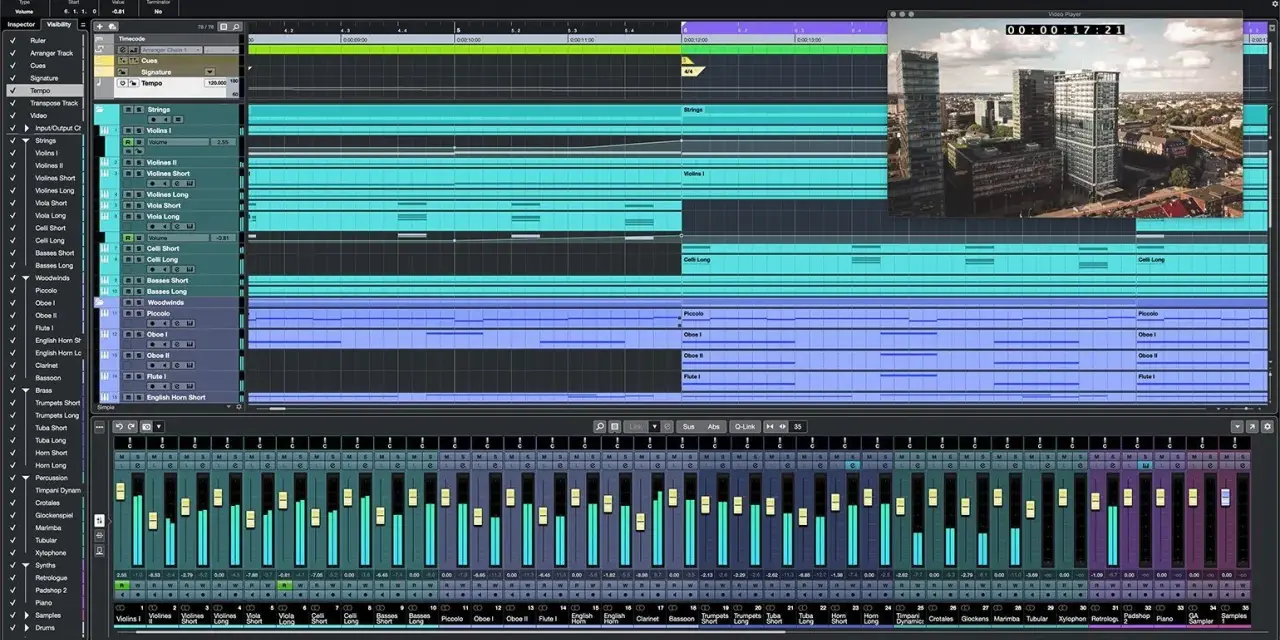 DAW Software Windows: Cubase mit vielen Spuren für Streicher, Holz- und Blechbläser. Ein Video mit Hochhäusern läuft.