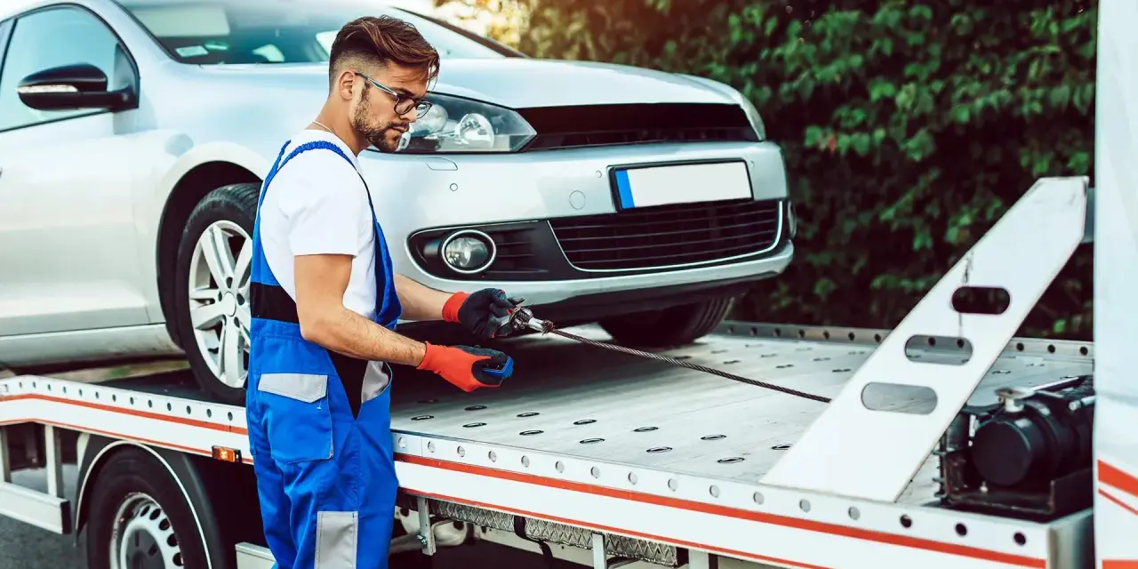 Mechanik przygotowuje auto do transportu. Zastanawiasz się, ile czasu na wyrejestrowanie auta po sprzedaży?