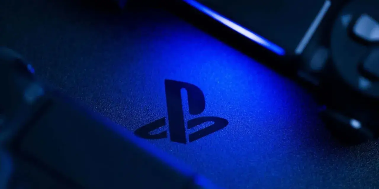 El logo de PlayStation brilla con luz azul. ¡Listo para el play 6 lanzamiento!