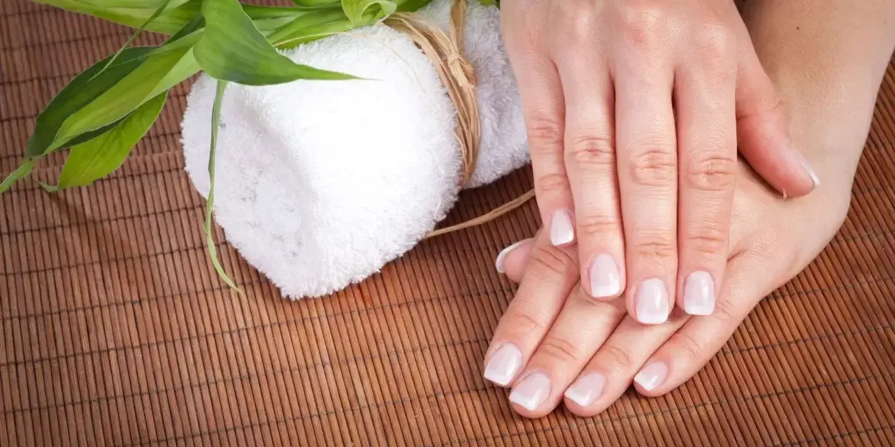 Dłonie po zabiegu, z zadbanymi paznokciami. Choć manicure japoński wady ma niewielkie, warto pamiętać o pielęgnacji.