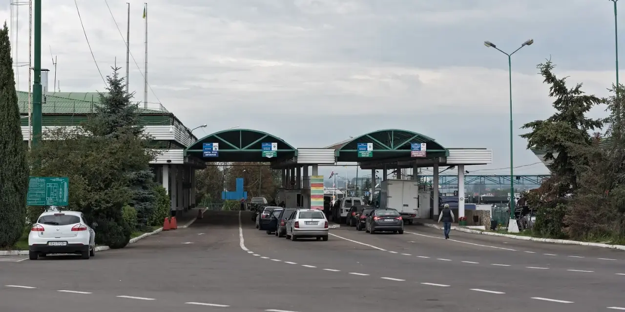 Kolejka samochodów na przejściu granicznym. Zastanawiasz się winieta co to? To opłata za przejazd autostradą.
