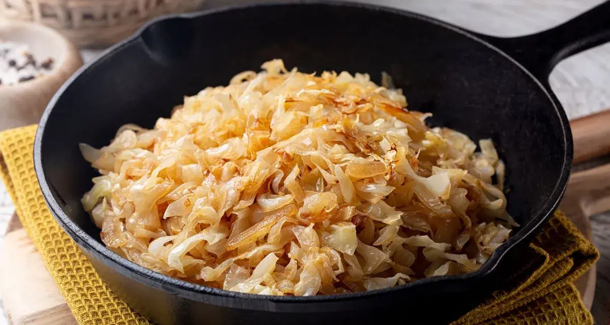 Verza in padella, dorata e saporita, pronta per essere gustata. Un contorno semplice e gustoso.