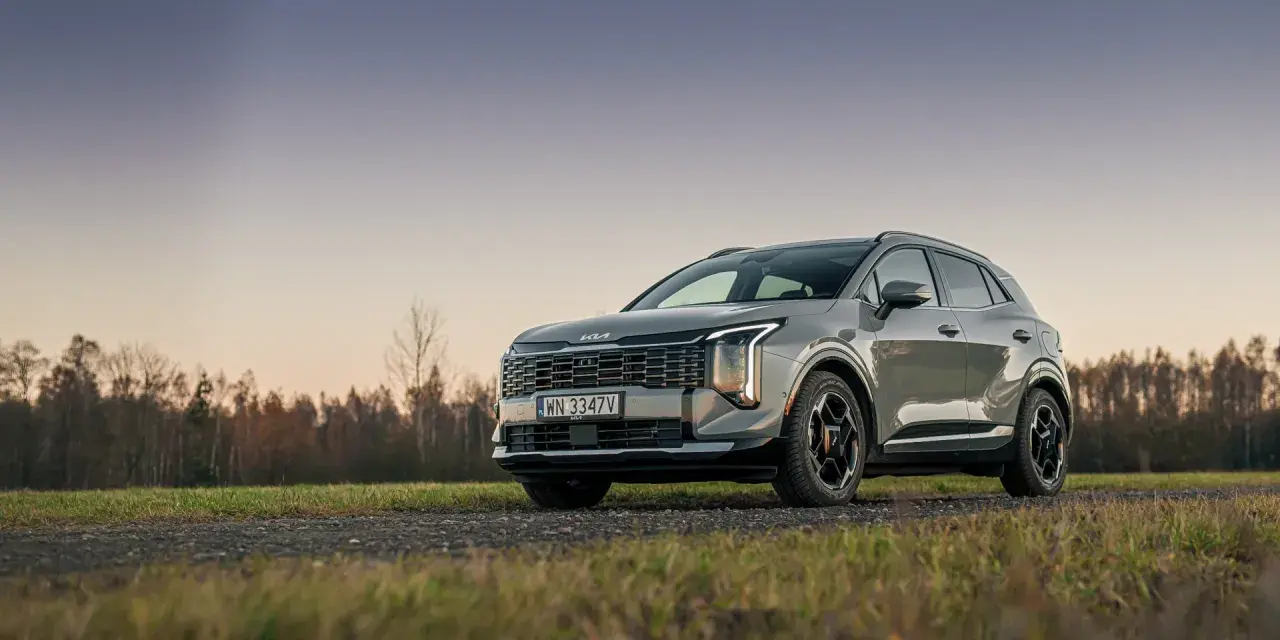 Nowy Kia Sportage hybryda na tle jesiennego krajobrazu. Elegancki SUV z nowoczesnym designem.