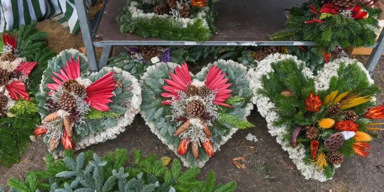 Serce z igliwia, szyszek i czerwonych liści – piękna dekoracja grobu na Wszystkich Świętych.
