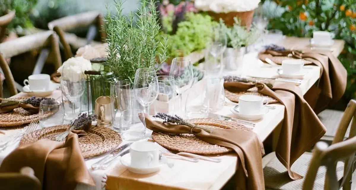 Vacker dukning med lavendel och rosmarin för fest aktiviteter utomhus.