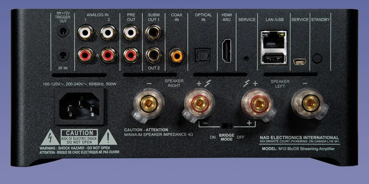 Tył wzmacniacza NAD M10 BluOS Streaming Amplifier (v2) z licznymi złączami: analogowymi, cyfrowymi, HDMI, USB, LAN i terminalami głośnikowymi.
