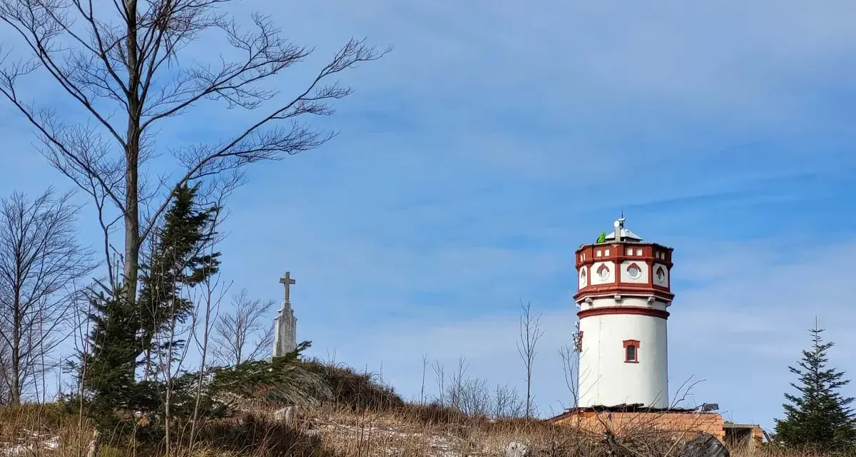 Wieża widokowa i krzyż na szczycie Biskupiej Kopy.