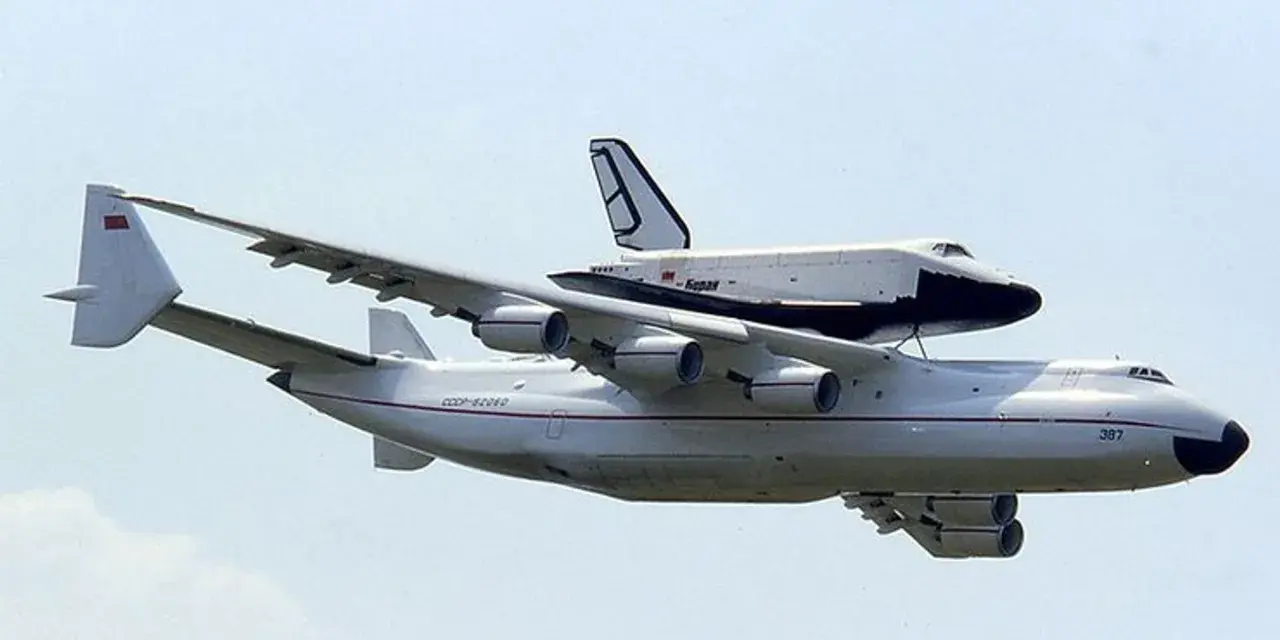 An-225 Mrija transportuje prom kosmiczny Buran. Ten gigantyczny samolot pasażerski waży 640 ton.