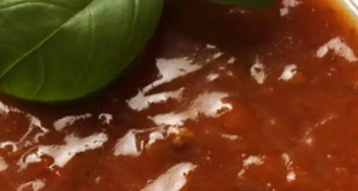 Ein köstliches Zigeunersauce Rezept, verfeinert mit frischem Basilikum.