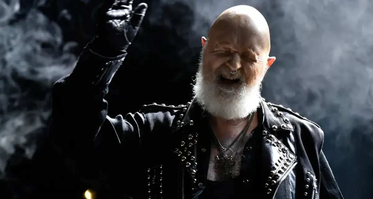 Rob Halford, der offen schwul ist, rockt die Bühne in Lederjacke und mit Bart.