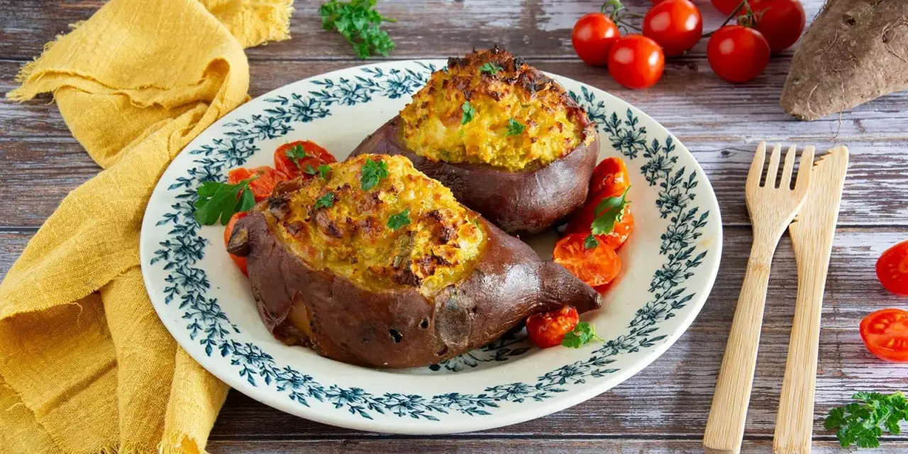 Patate dolci ripiene e cotte in padella, guarnite con pomodorini e prezzemolo. Un piatto gustoso e colorato.