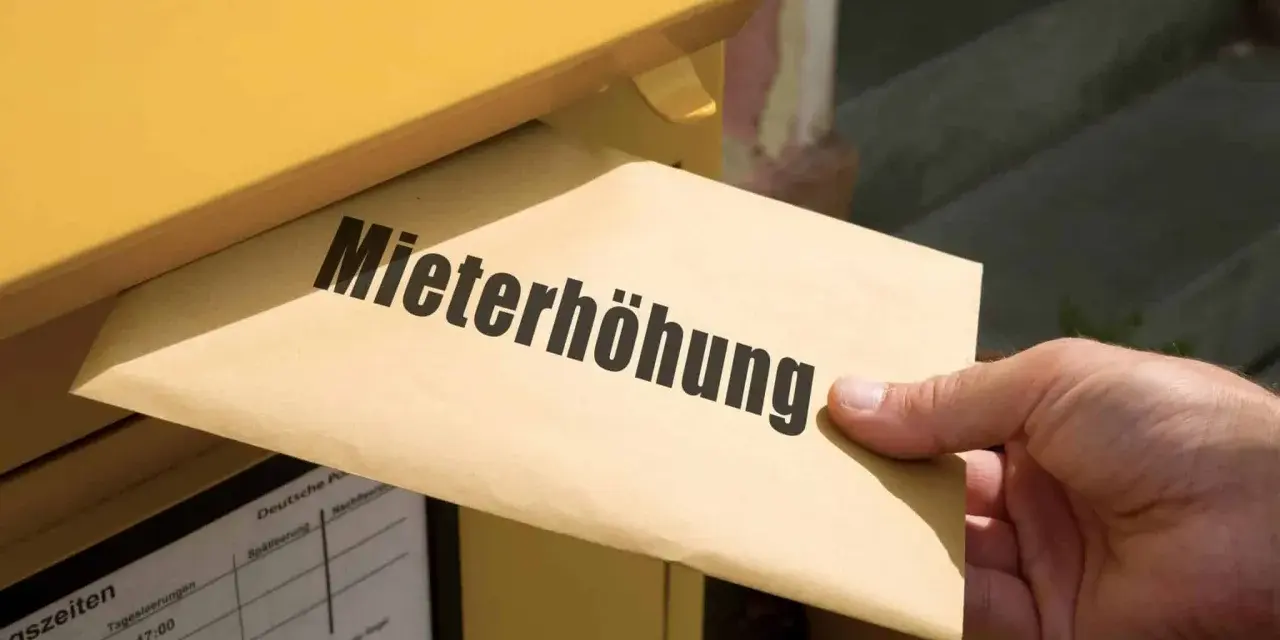 Brief mit "Mieterhöhung" wird in gelben Briefkasten eingeworfen. Wichtige Fristen beachten!
