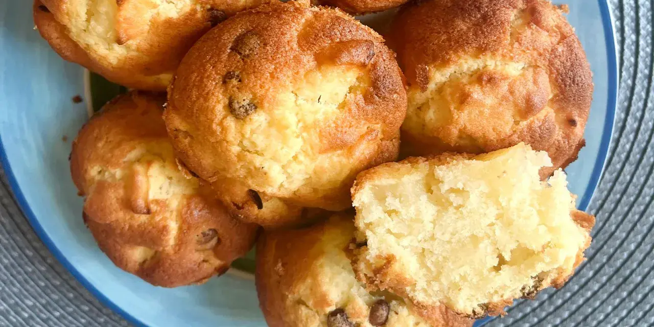 Saftige Apfelmuffins, perfekt für ein schnelles apfelmuffins rezept. Einer ist aufgeschnitten und zeigt die lockere Krume.