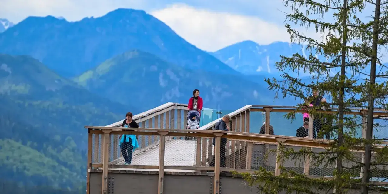 Spacer po chmurach z widokiem na góry. Sprawdź sky walk cennik i zaplanuj wizytę!