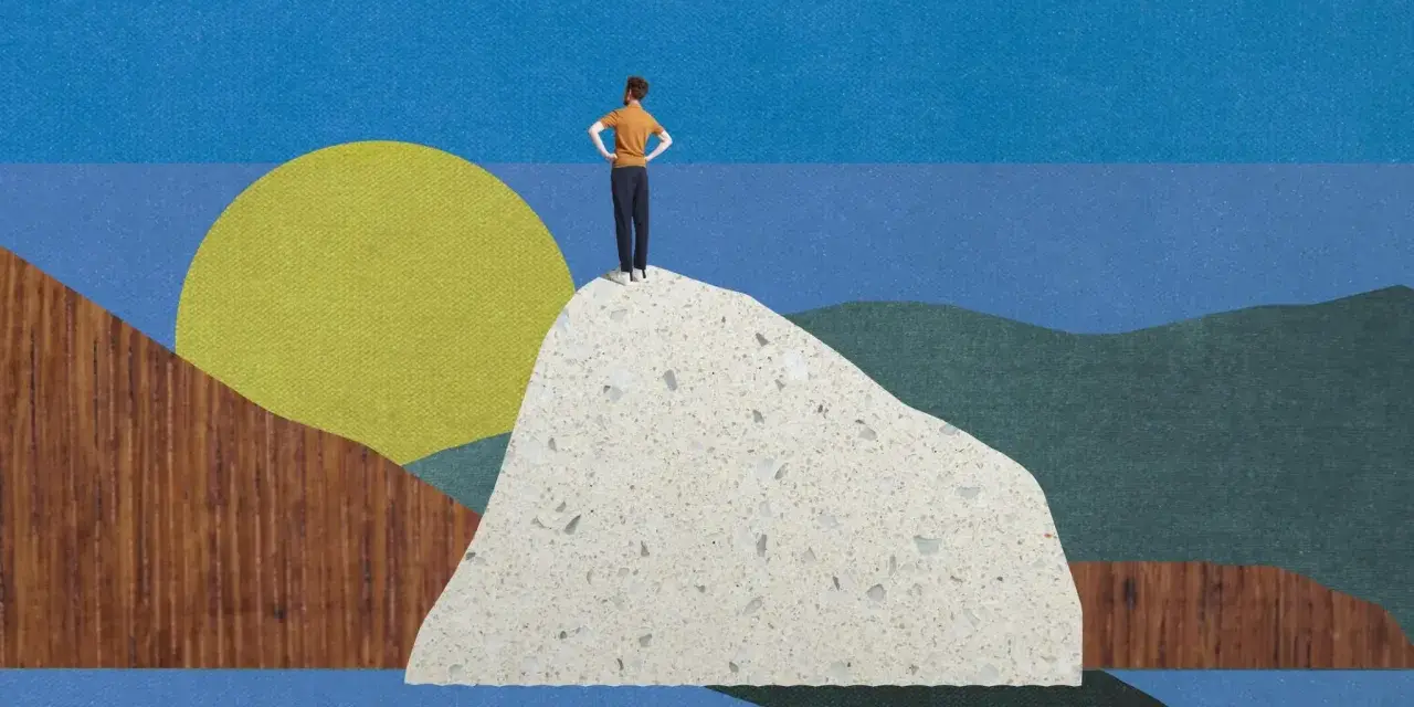 Un uomo guarda l'orizzonte da una cima, un simbolo di aspirazioni professionali ed esempi di successo.
