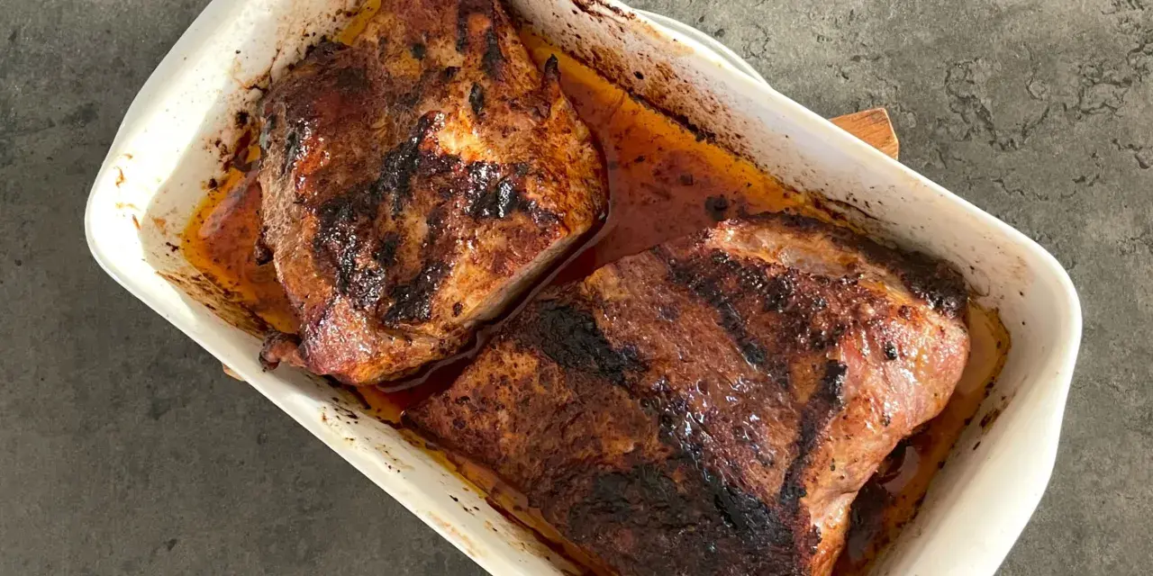 Två saftiga köttbitar i en ugnsform, perfekt för ett gott pluma recept.