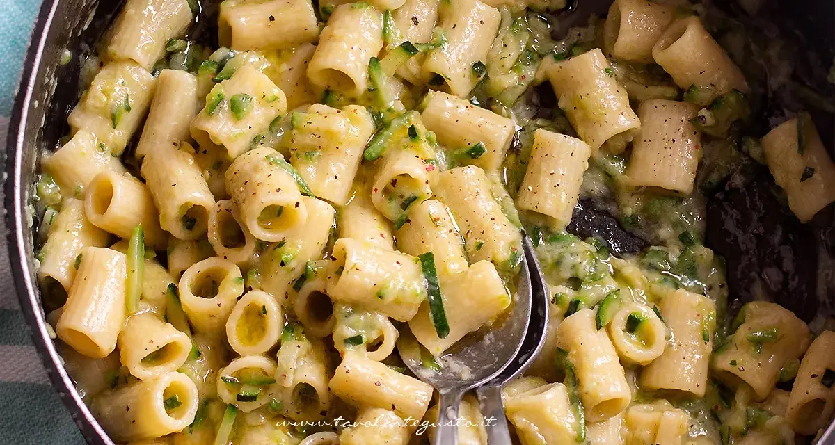 Rigatoni cremosi con zucchine, un sapore che ricorda le zucchine ricette della nonna. Un piatto semplice e gustoso.