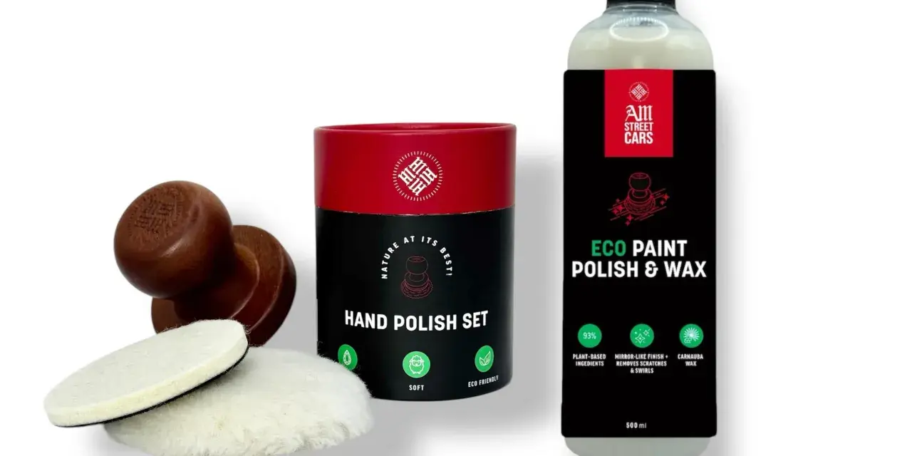 En flaska "Eco Paint Polish & Wax" med carnaubavax och ett handpoleringsset. Perfekt för att ge bilen en spegelblank finish.