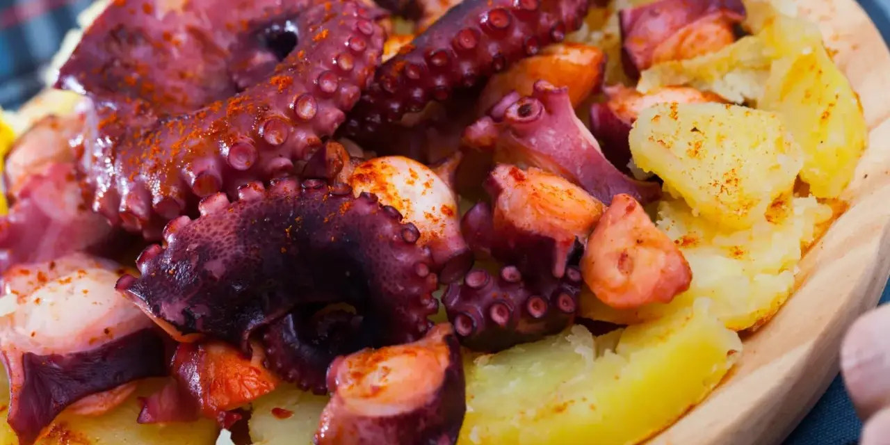 Pulpo cocido con patatas y pimentón, un plato gallego delicioso.