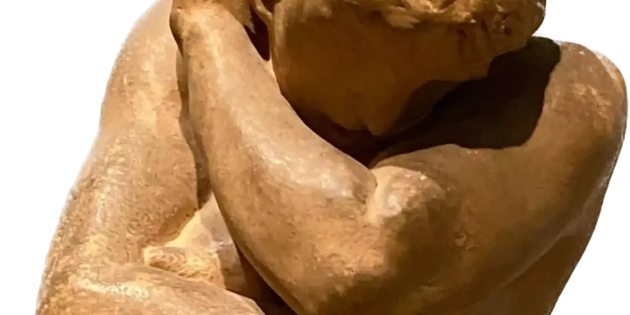 Détail d'une sculpture en bronze, une œuvre d'art d'Auguste Rodin, montrant un torse musclé et un bras levé.