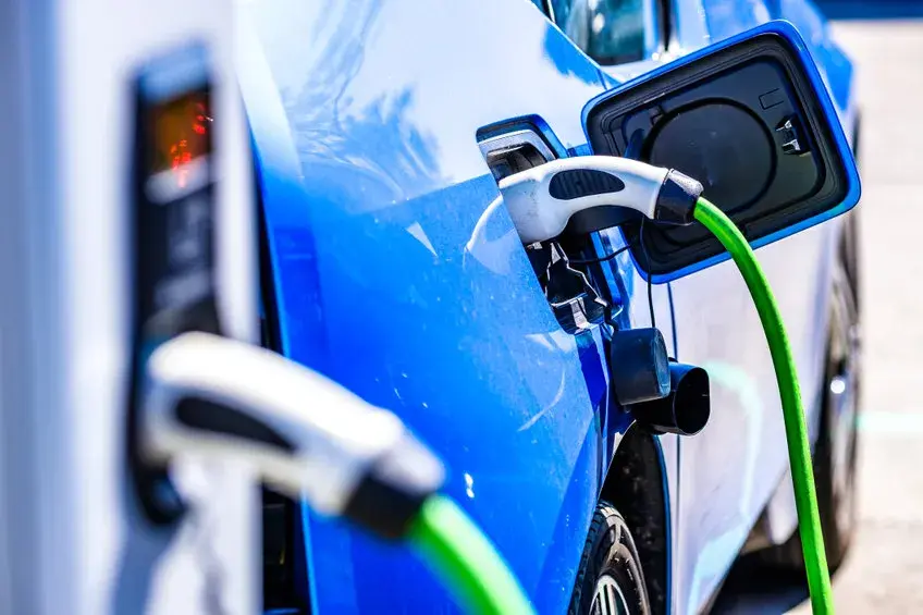 Ile trwa ładowanie samochodu elektrycznego w domu? Czas i metody ładowania