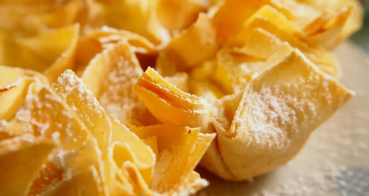 Deliciosos postres con hojaldre, crujientes y espolvoreados con azúcar glas.