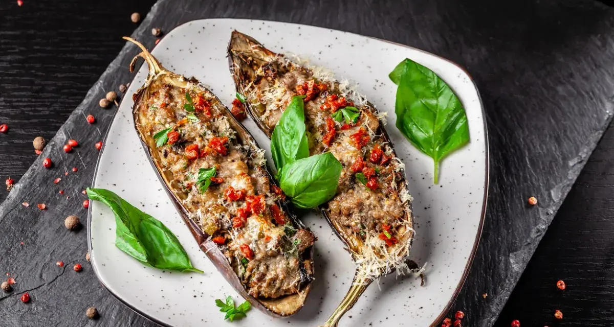 Berenjenas rellenas, un plato principal delicioso. Estas berenjenas al horno son perfectas para tus recetas con berenjena.