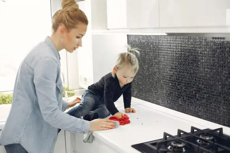 Skuteczne sposoby na zmycie kropelki z blatu kuchennego bez śladów