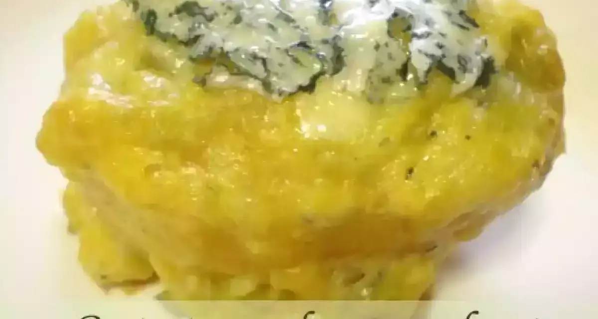 Patatas gratinadas con queso roquefort, un bocado cremoso y delicioso.