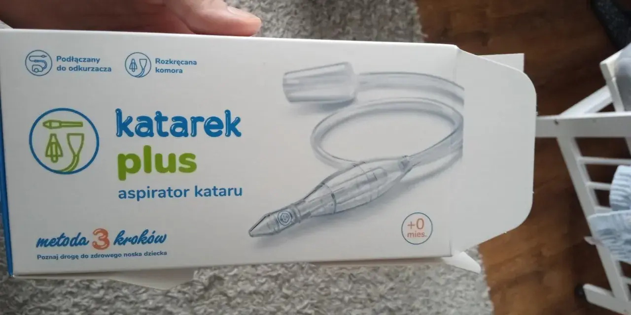 Katarek Plus, aspirator kataru podłączany do odkurzacza, dostępny w Rossmannie. Pomaga szybko oczyścić nosek dziecka.