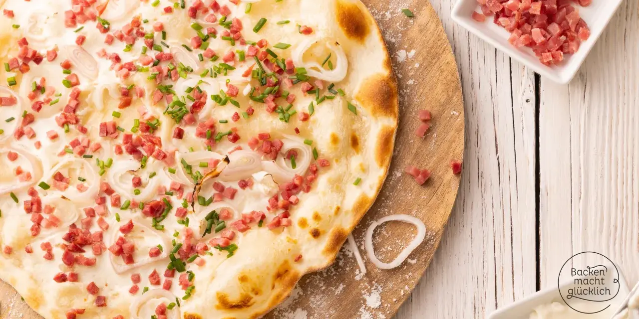 Flammkuchen vegetarisch mit Speckwürfeln, Zwiebelringen und Schnittlauch. Ein Genuss für jeden Gaumen!