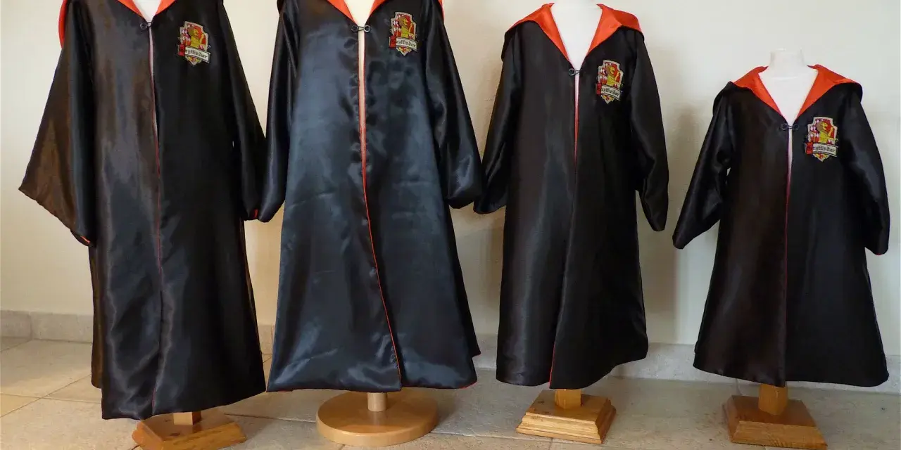 Quatre robes de sorcier Harry Potter, tailles diverses, avec blason Gryffondor. Un patron cape Harry Potter gratuit pour créer la magie !