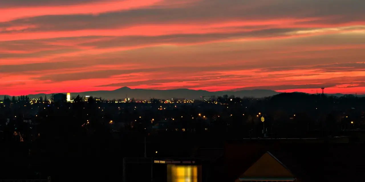 Zachód słońca nad Wrocławiem, zarys gór w oddali. Czy to Ślęża?