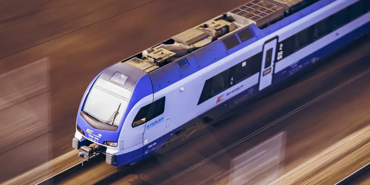 Pędzący pociąg PKP Intercity. Zastanawiasz się, jak wybrać miejsce w pociągu? Wybierz to z widokiem na krajobraz!