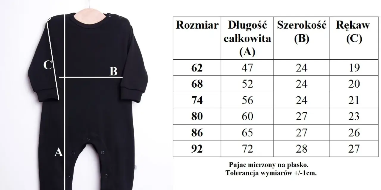 Czarny pajac dziecięcy z wymiarami A, B, C. Obok tabela rozmiarów z długością, szerokością i rękawem.