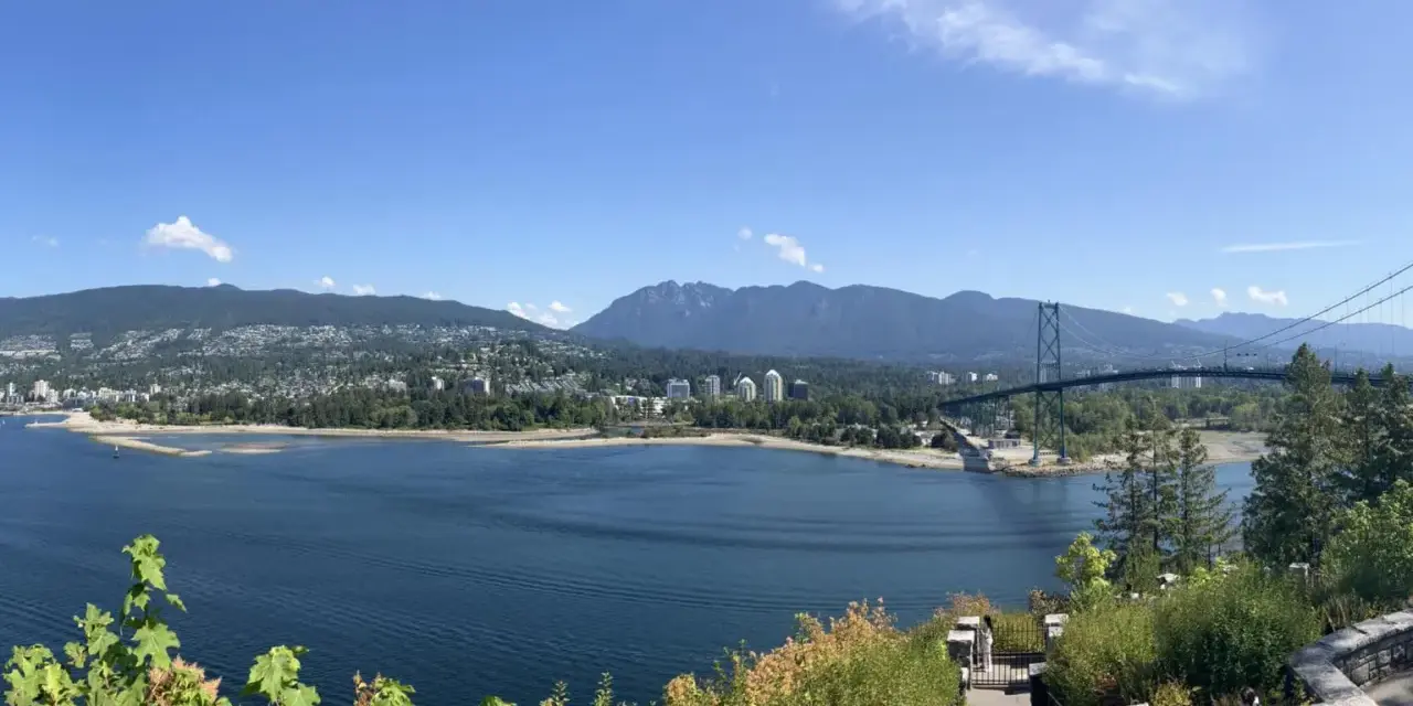 Traumhafter Blick auf Vancouver, Kanada. Perfekt für ein Auslandspraktikum! Berge, Wasser und die Lions Gate Bridge.