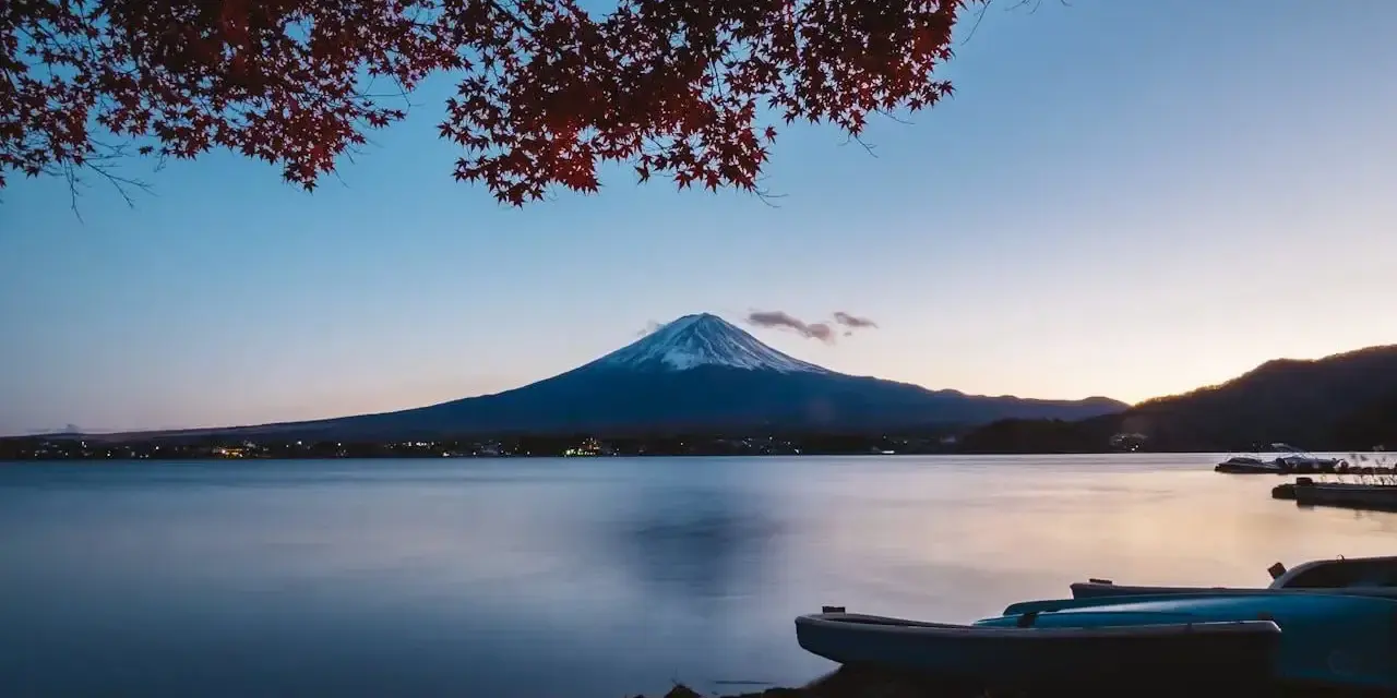 Zachód słońca nad jeziorem z widokiem na górę Fudżi. Zastanawiasz się, ile się leci do Japonii, by zobaczyć taki widok?