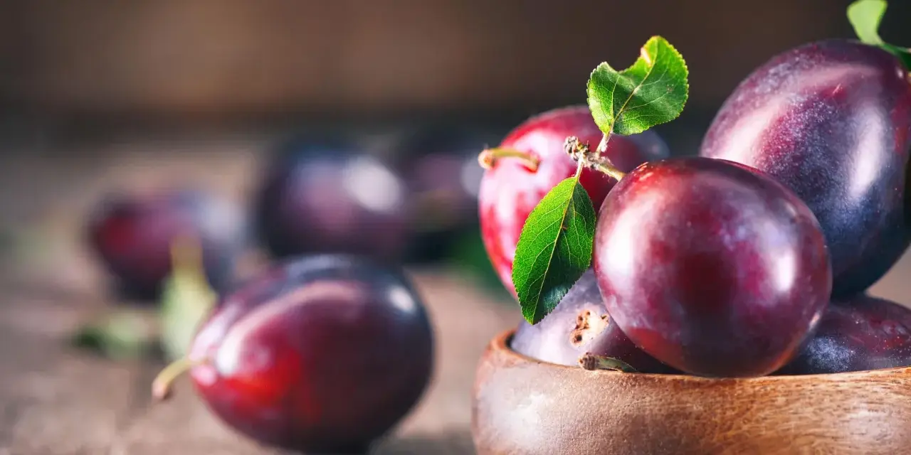 Czy śliwki tuczą? Odkryj prawdę o ich wpływie na dietę