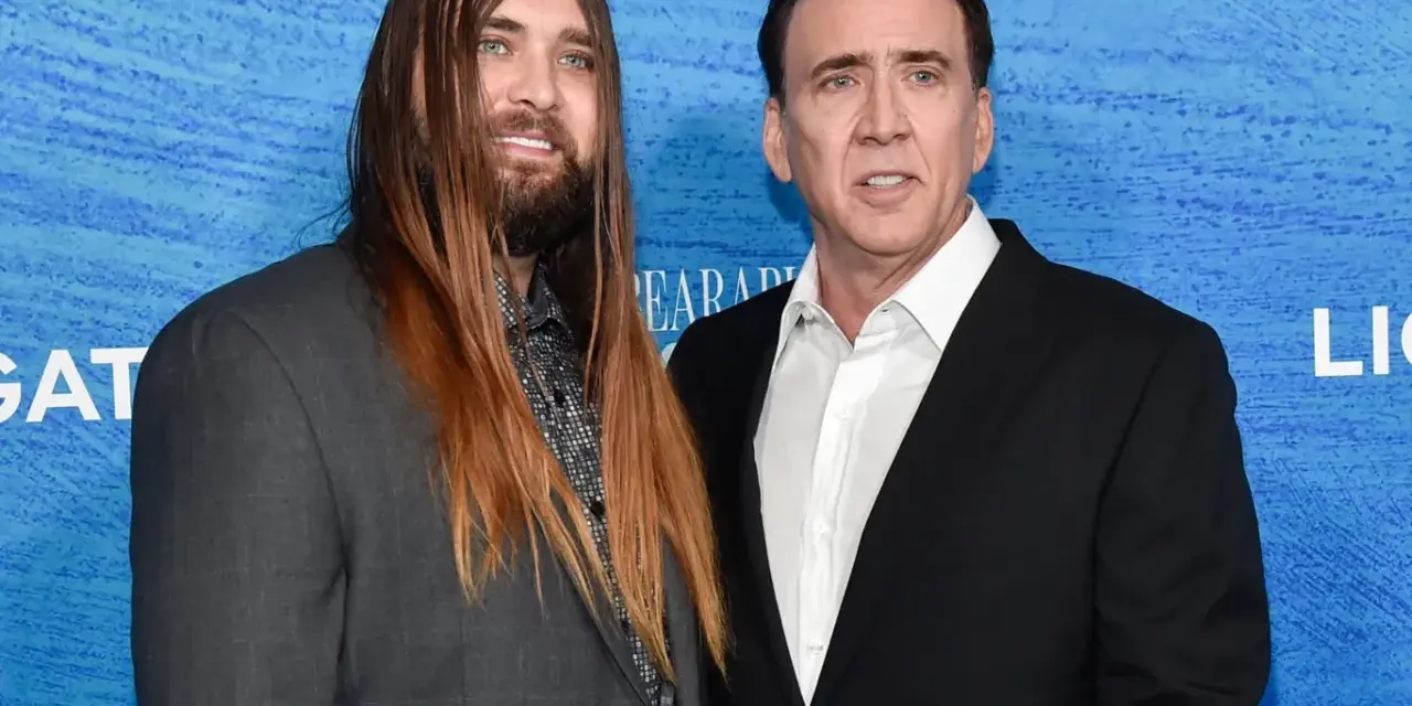 Weston Coppola Cage z długimi włosami i Nicolas Cage na niebieskim tle.