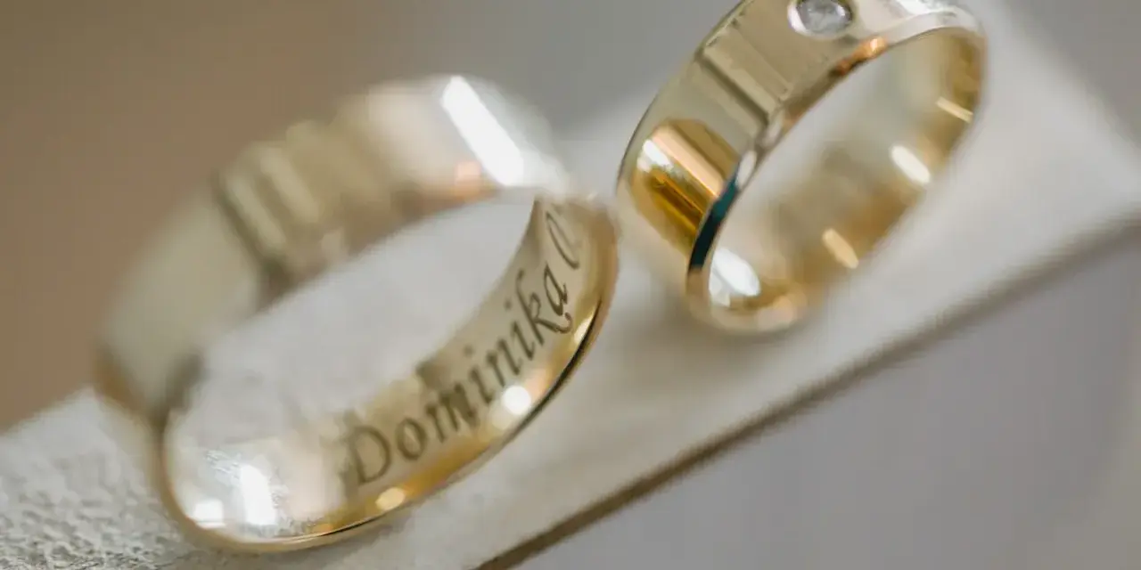 Złote obrączki z grawerem imienia "Dominika" i brylantem. Idealne krótkie sentencje na grawer.