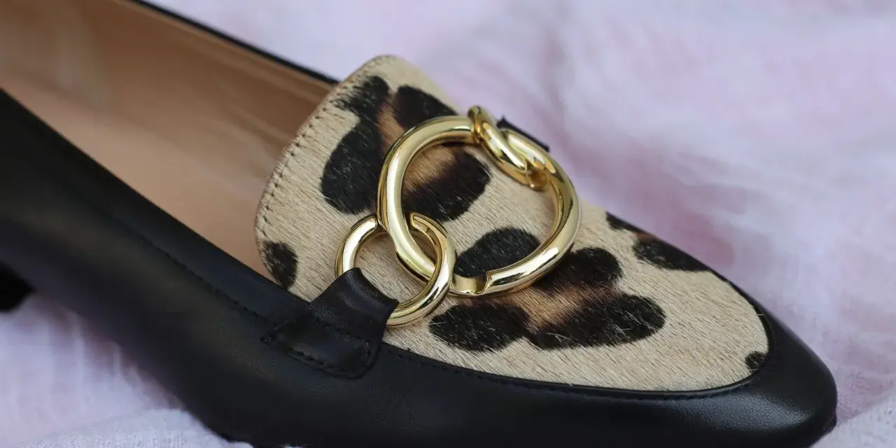 Mocassino donna con stampa leopardata e dettagli oro. Perfetto per chi cerca scarpe donna numeri grandi con stile.