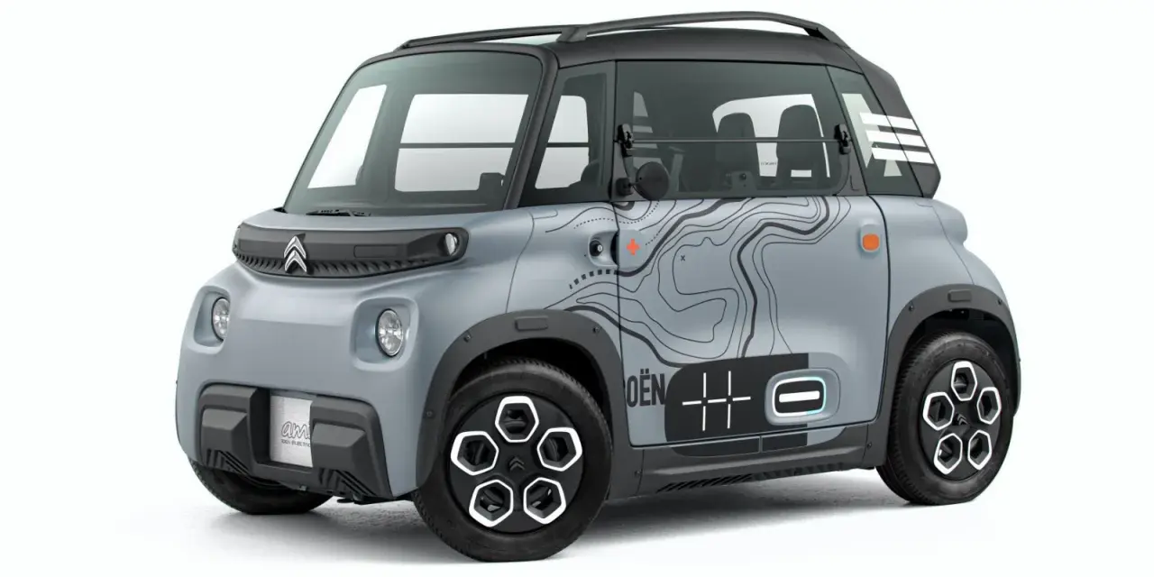 Szary Citroen Ami z mapą topograficzną na boku, gotowy na miejskie przygody.