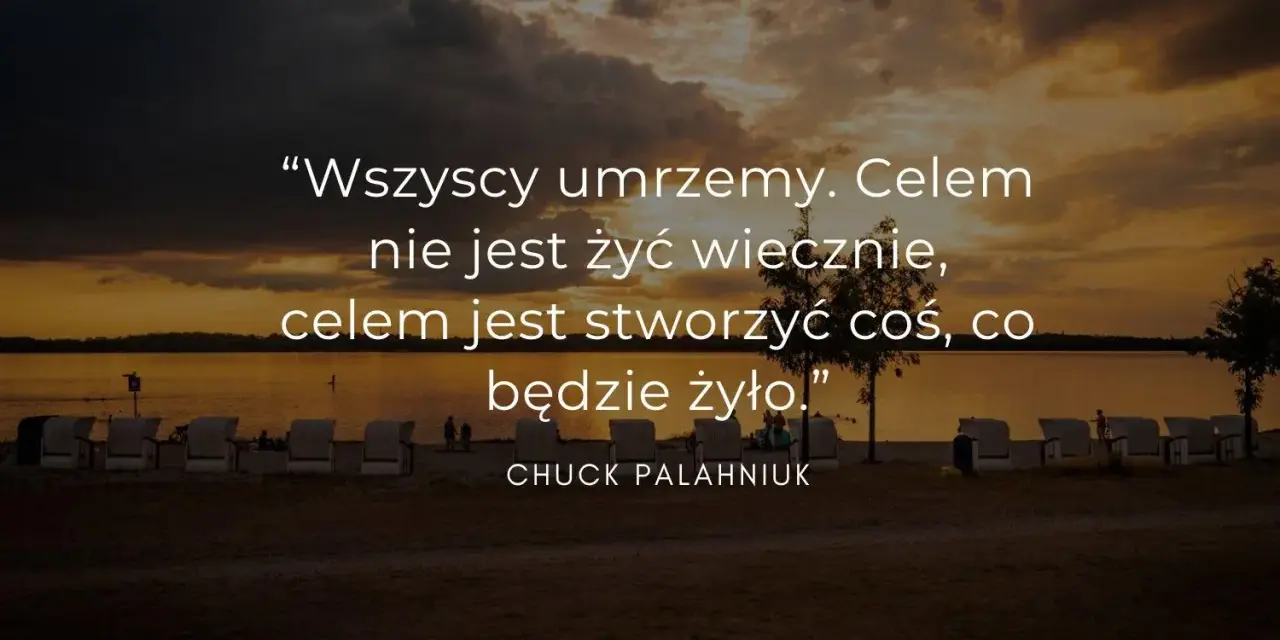 Zachód słońca nad jeziorem, z refleksyjnymi cytatami o życiu Chucka Palahniuka.