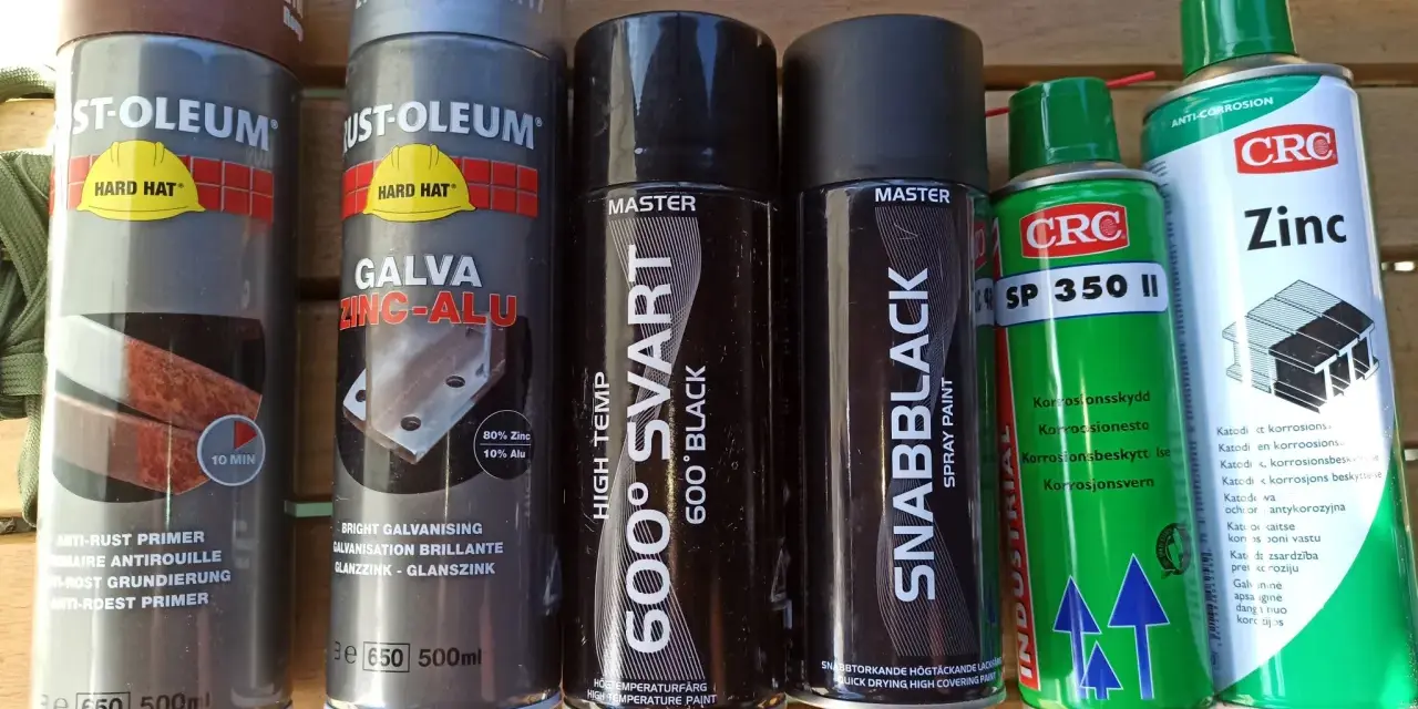 Flera sprayburkar med rostskydd och färg, inklusive galv spray för metall.