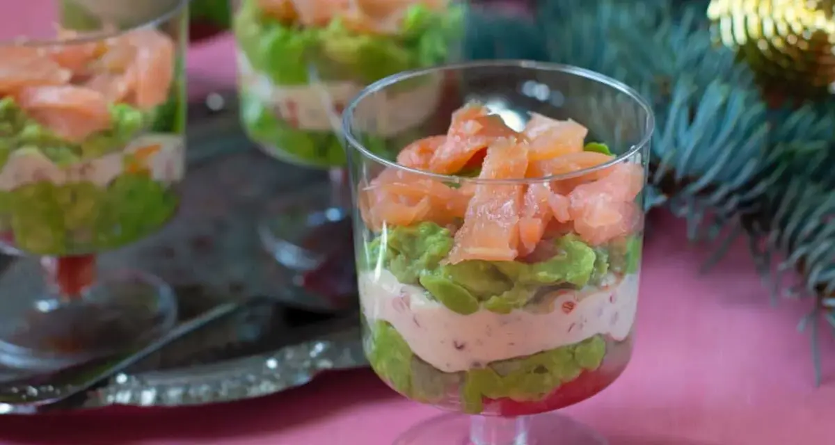 Verrines festives saumon-avocat, parfaites pour vos 10 recettes de verrines faciles. Une explosion de saveurs pour les fêtes.