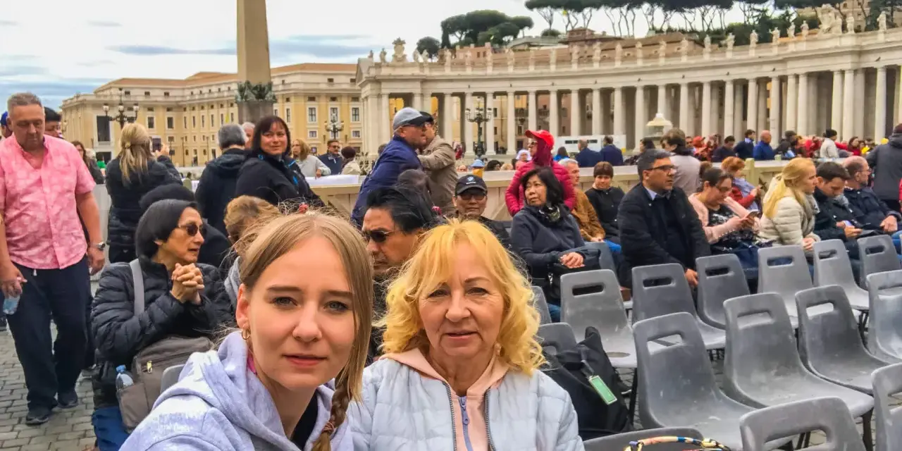 Dwie kobiety czekają na audiencję u papieża na Placu Świętego Piotra w Rzymie. W tle Bazylika Świętego Piotra.