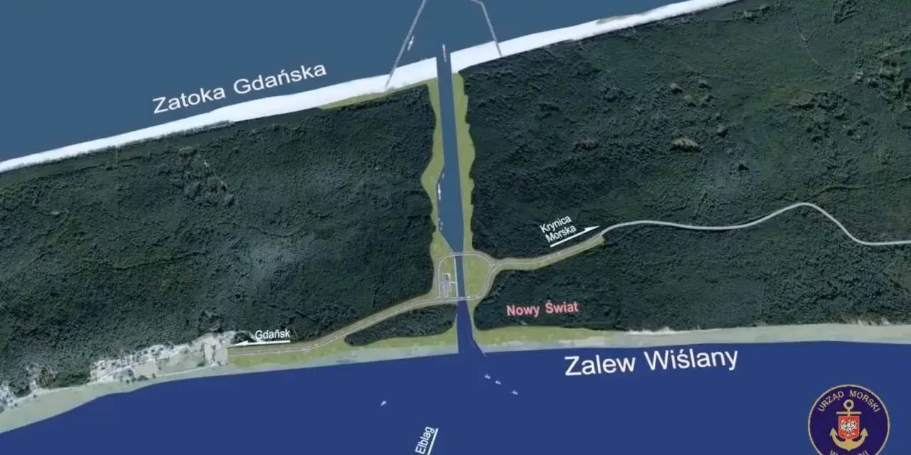 Widok z lotu ptaka na budowę kanału łączącego Zalew Wiślany z Zatoką Gdańską. Widoczna cieśnina pilawska, lasy i droga.