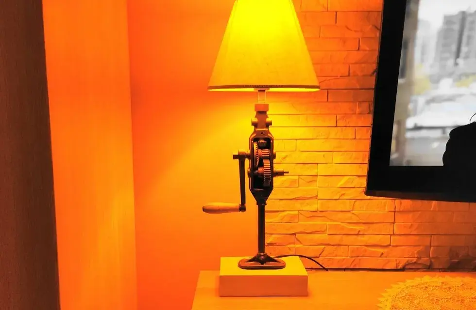 Twórz unikalne lampki DIY: inspiracje i proste projekty do samodzielnego wykonania