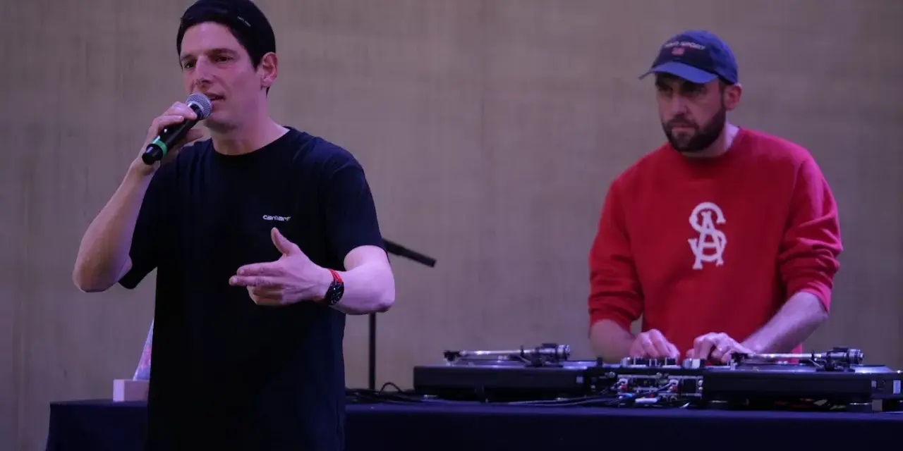 Un MC au micro et un DJ hip hop français aux platines, prêts à enflammer la scène.